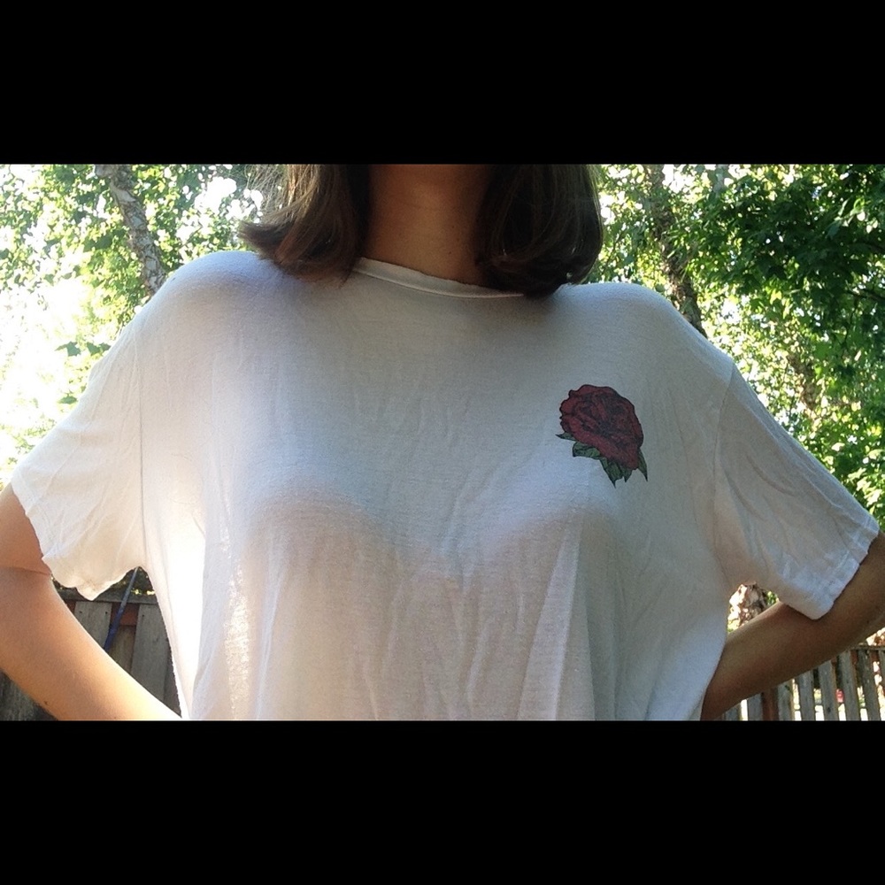 White flowy tee with rose design 🥀🌹
